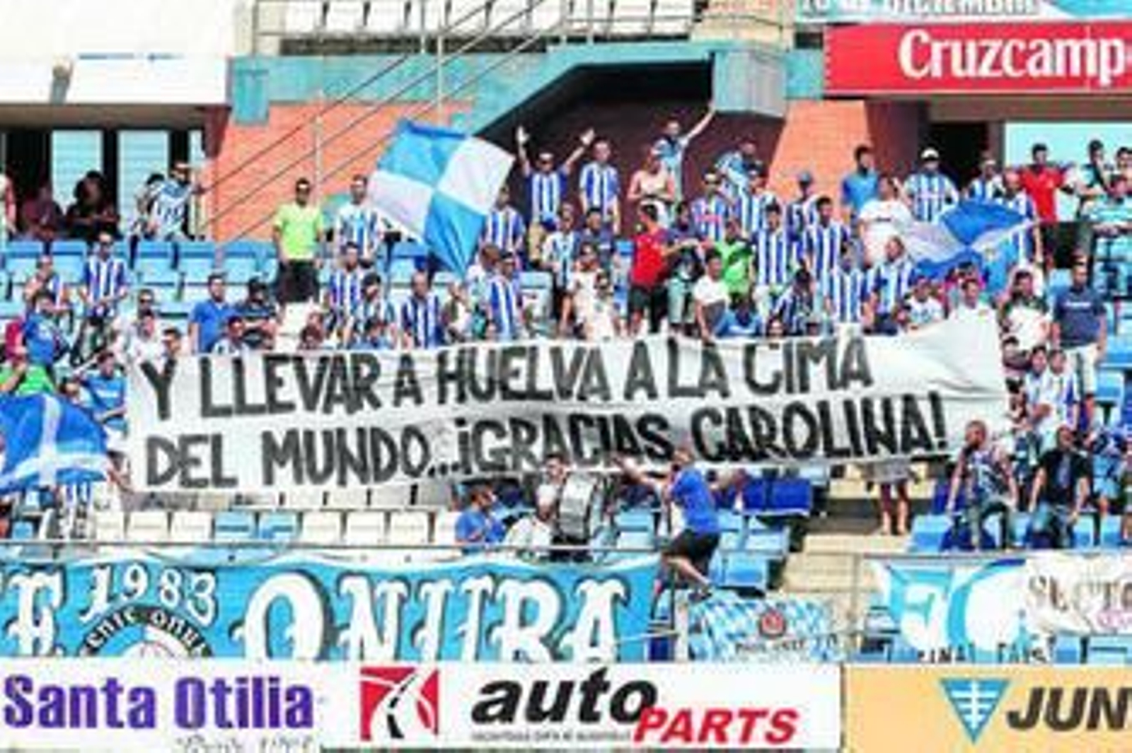 1. La grada de animación mostró su admiración por la volantista onubense Carolina Marín. 2. La campeona del mundo  Carolina Marín realiza el saque de honor 3. El capitán Córcoles entregó a Carolina Marín un ramo de flores. 4. Los aficionados de tribuna pudieron superar el calor por la sombre que tuvieron. 5. Braulio se lamenta de una falta no pitada por el colegiado. 6. Oltra acabó satisfecho. 7. Valdés Aller muestra una cartulina amarilla. 8. Pedro Ríos pide penalti en una acción en el área del Llagostera. 9. El Nuevo Colombino no contó con la camilla móvil y los voluntarios de la Cruz Roja tuvieron que intervenir cuando hubo un lesionado que atender. 10. Córcoles, sólido y seguro como lateral derecho titular.
