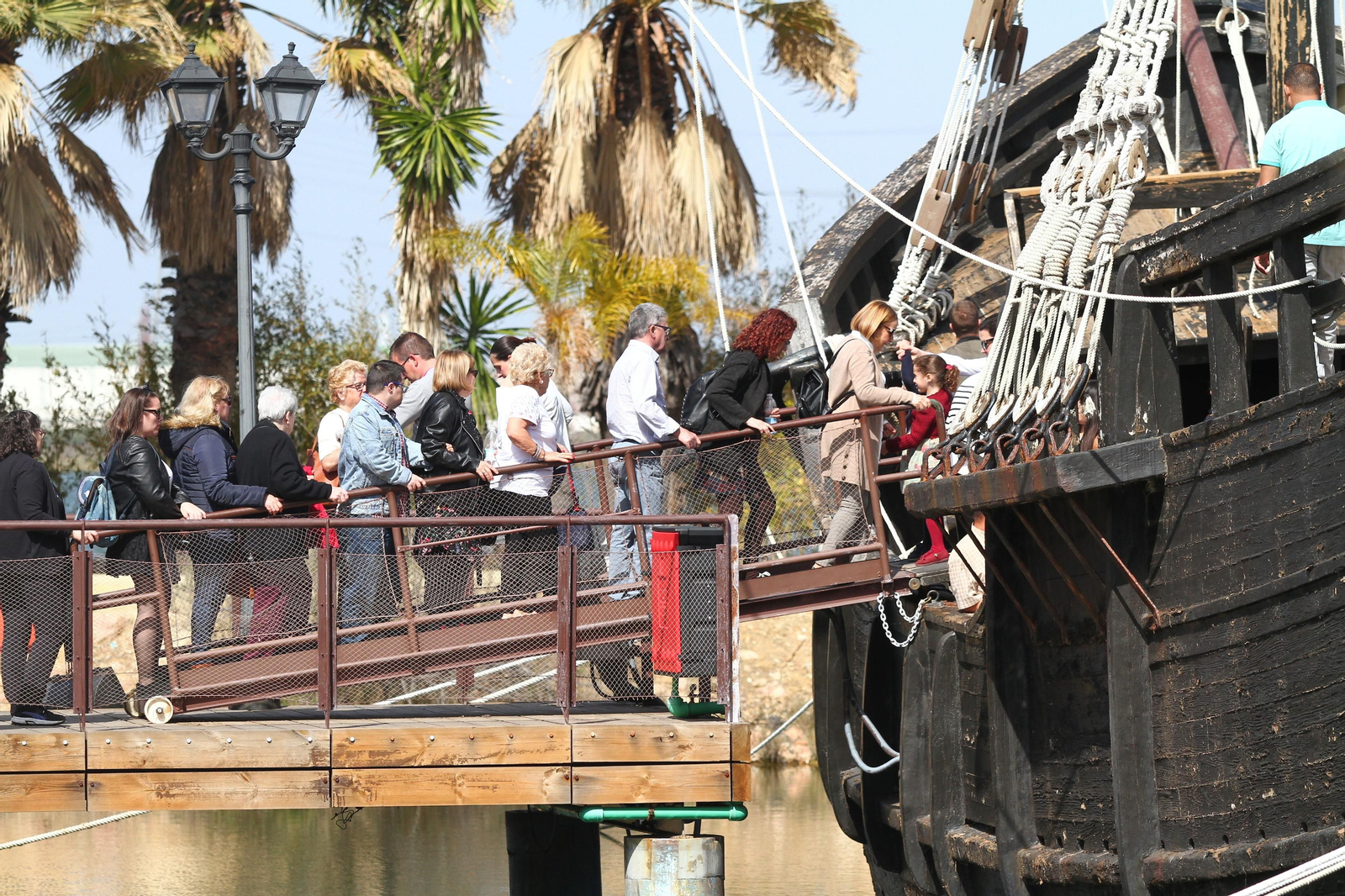 Imágenes del día de puertas abiertas en el muelle de las Carabelas