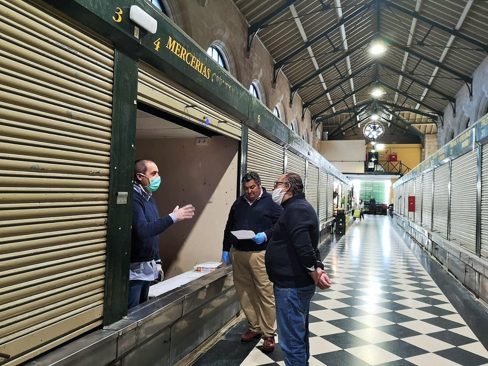 Antonio Saldaña, en un puesto de la plaza de abastos.