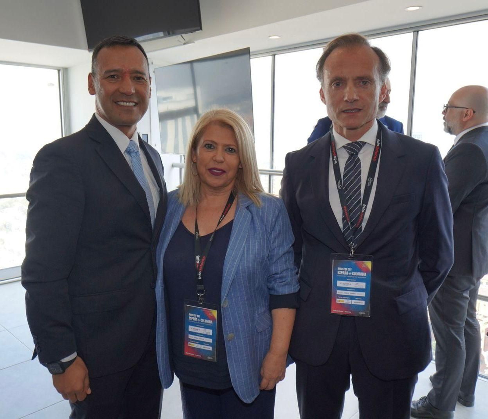 Mamen Sánchez, con el ministro de defensa de Colombia, Pedro Sánchez, y el CEO de Infodefensa, Pedro Carrillo.