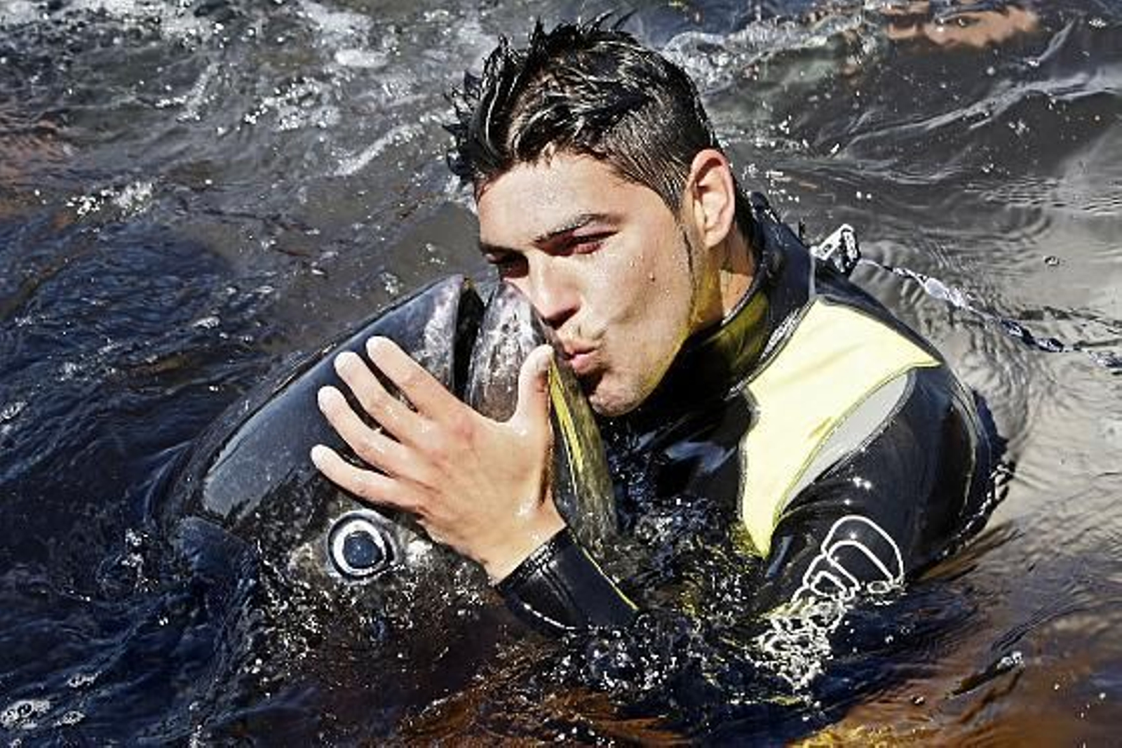 Cincuenta cocineros de elite asisten a la primera levantá en la almadraba de Barbate.

Foto: Julio Gonzalez
