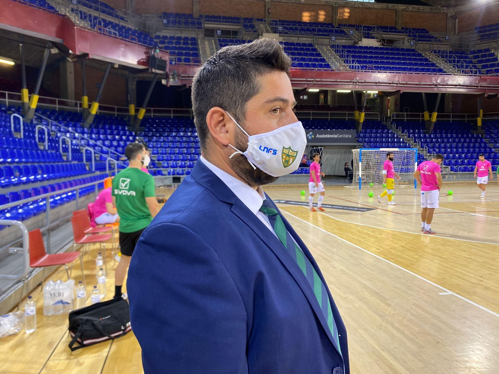 Josan González sigue las evoluciones de sus jugadores en la ronda de calentamiento.