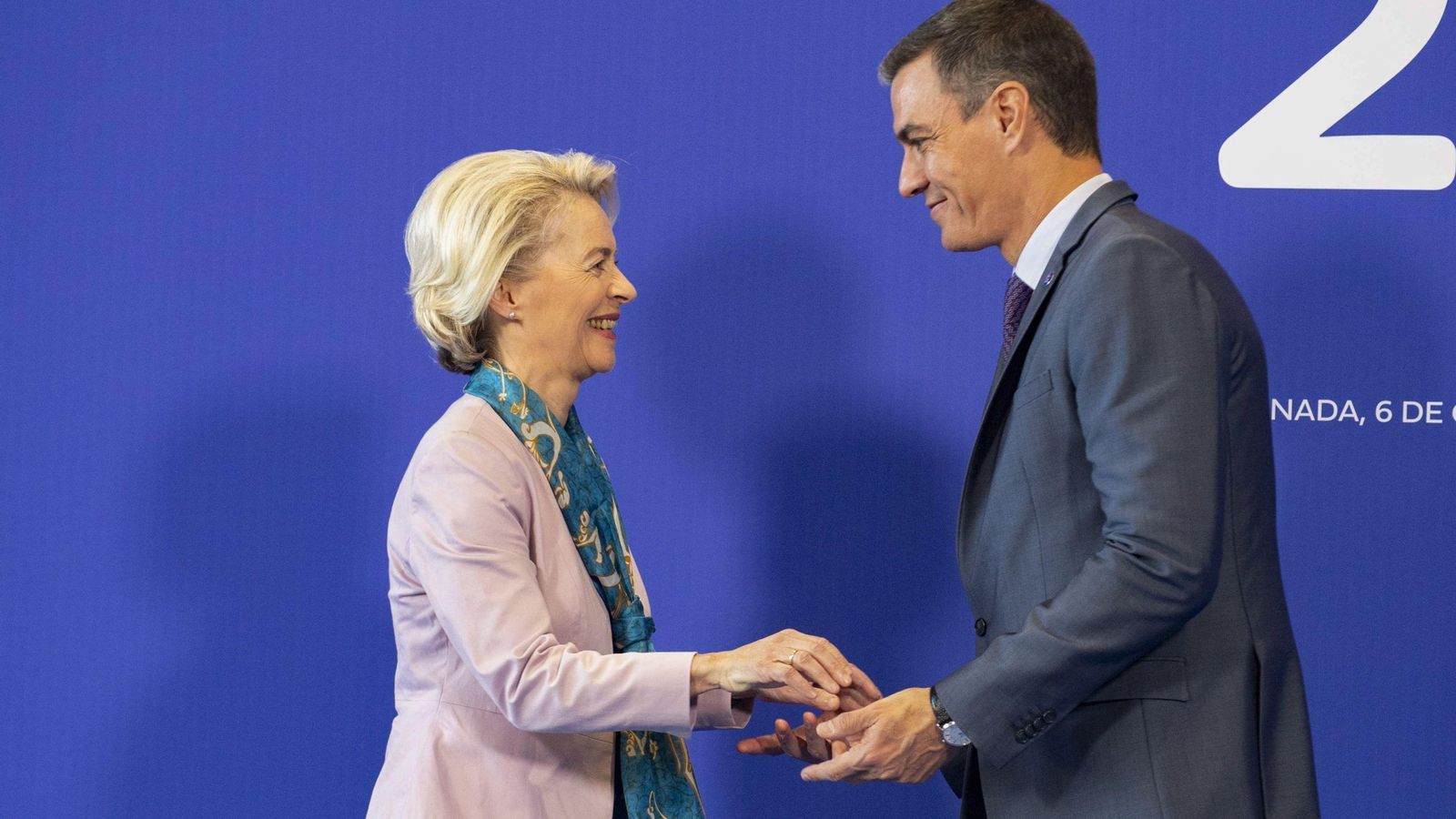 Von der Leyen saluda a Pedro Sánchez con el pañuelo regalo de Sumaya Abdelbi. Von der Leyen saluda a Pedro Sánchez con el pañuelo regalo de Sumaya Abdelbi.