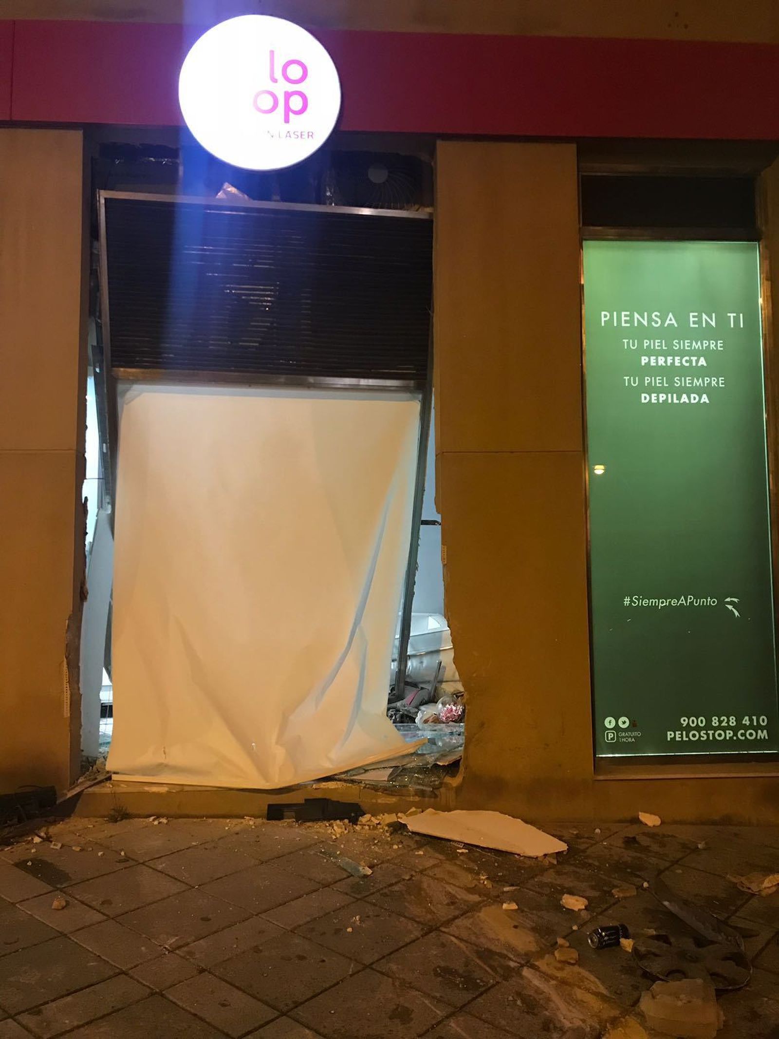 Un vehículo        se empotra en     un negocio de Madre de Dios