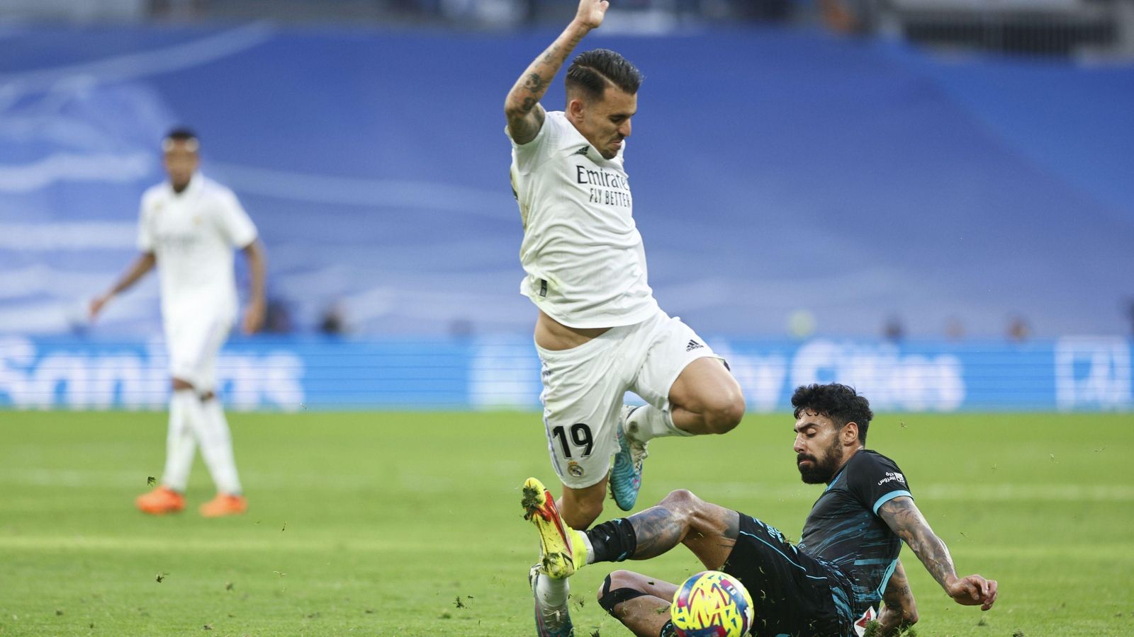 Samú Costa va al corte en una acción con Dani Ceballos durante el partido del pasado sábado disputado en el Santiago Bernabéu.