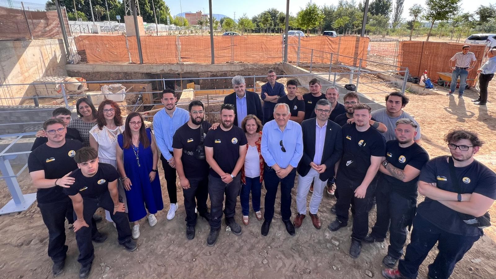 Los alumnos del proyecto reciben a las autoridades en los antiguos tejares