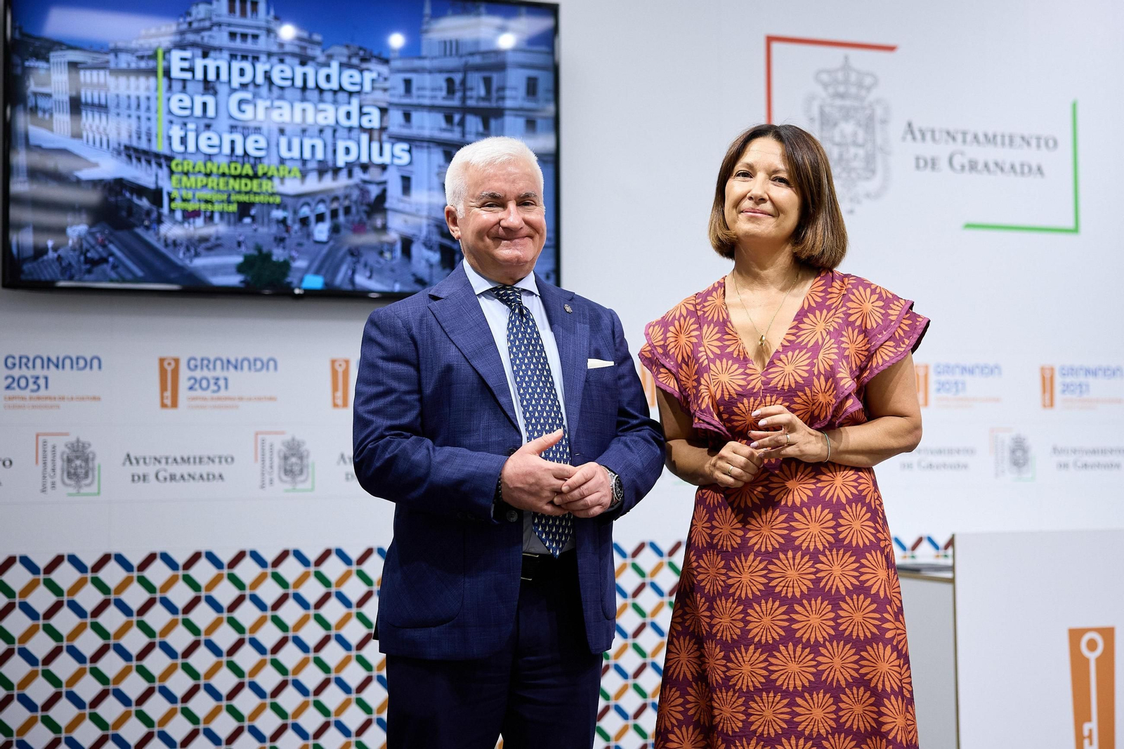 Los concejales Vito Epíscopo y Encarnación González en la presentación de los premios para emprender