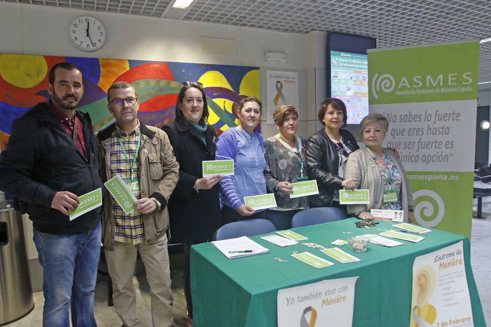 Mesa informativa de Asmes en el Hospital Reina Sofía.