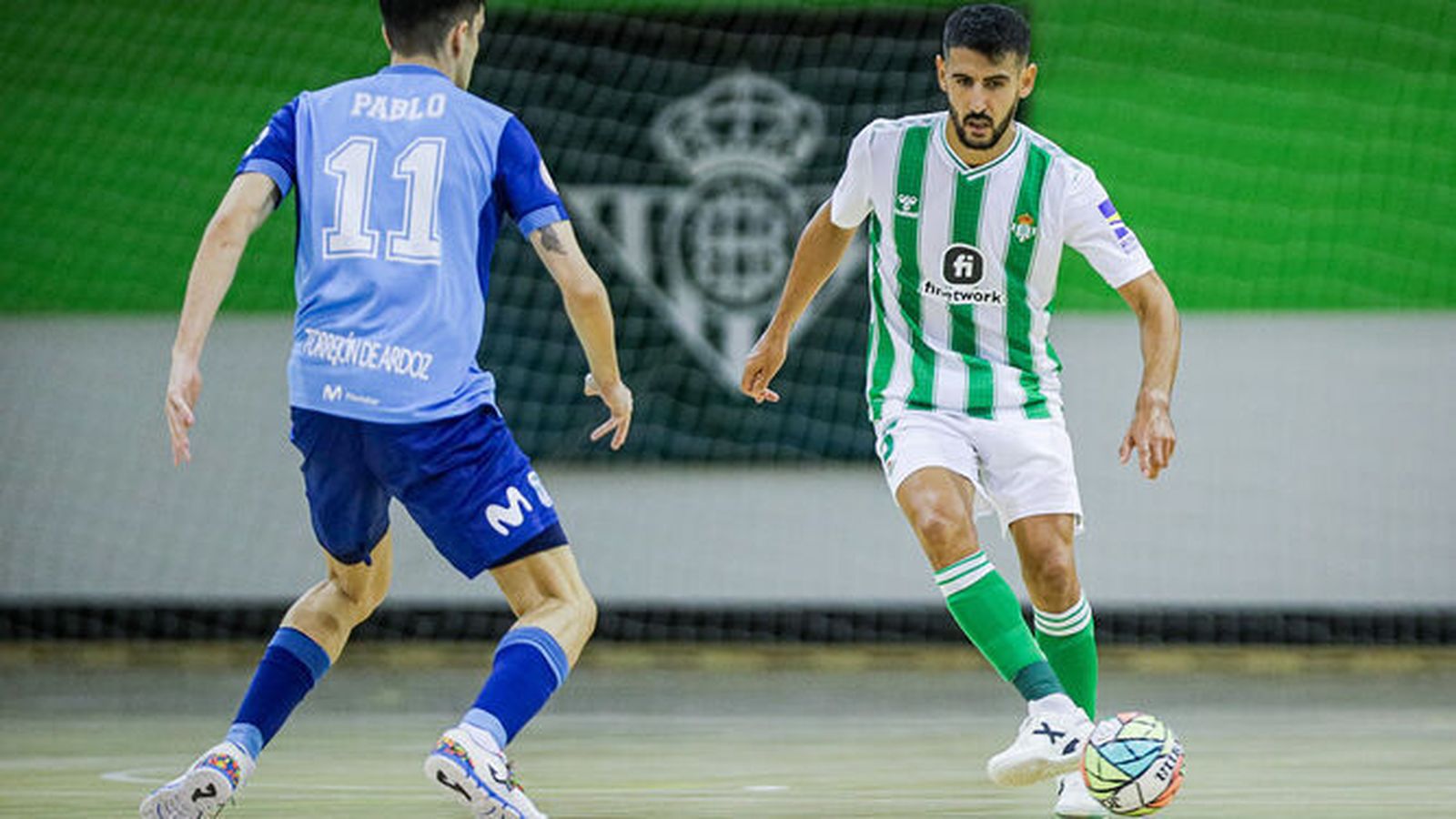 Lemine, autor del gol bético, da un pase ante Pablo.