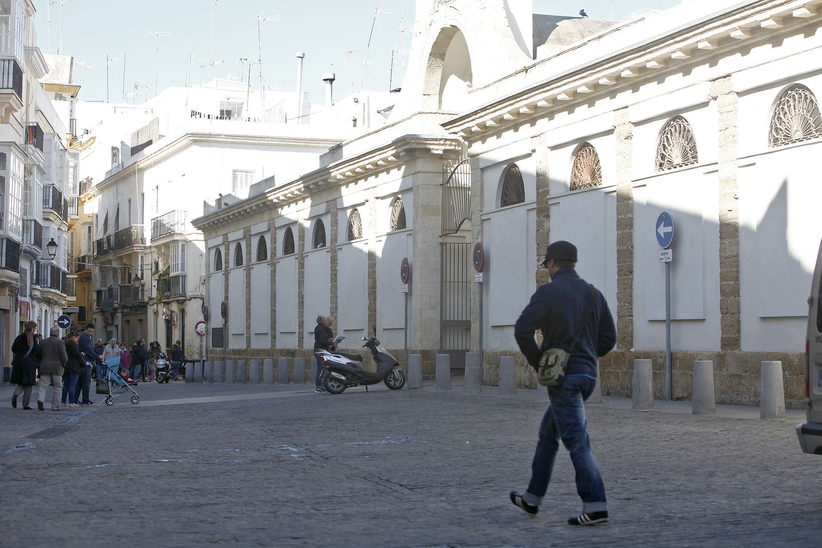 Salvo una motocicleta, la trasera del mercado de abastos ya está limpia de vehículos.