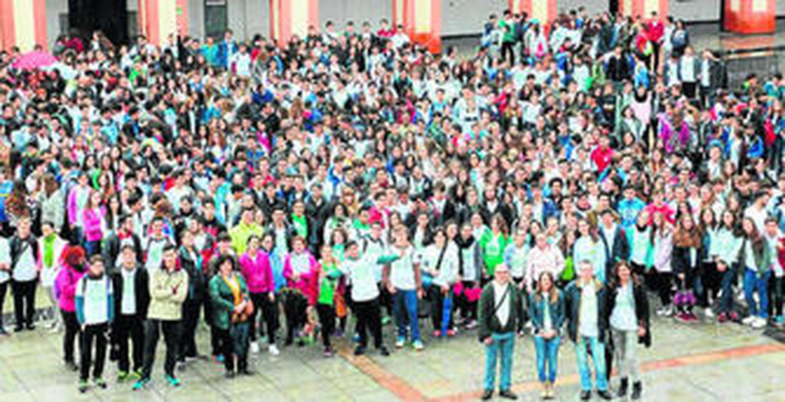 Los alumnados participantes ayer, en la plaza de la Corredera.