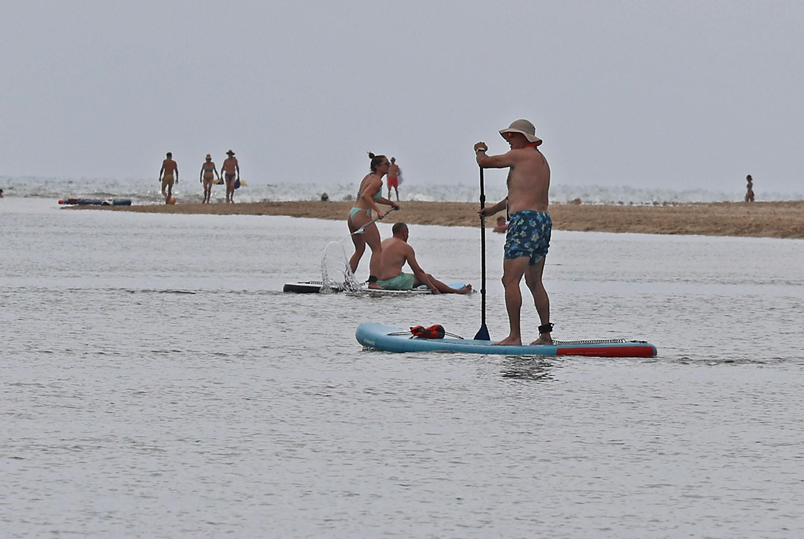 Imágenes del ambiente en las playas de Huelva en la mañana de domingo