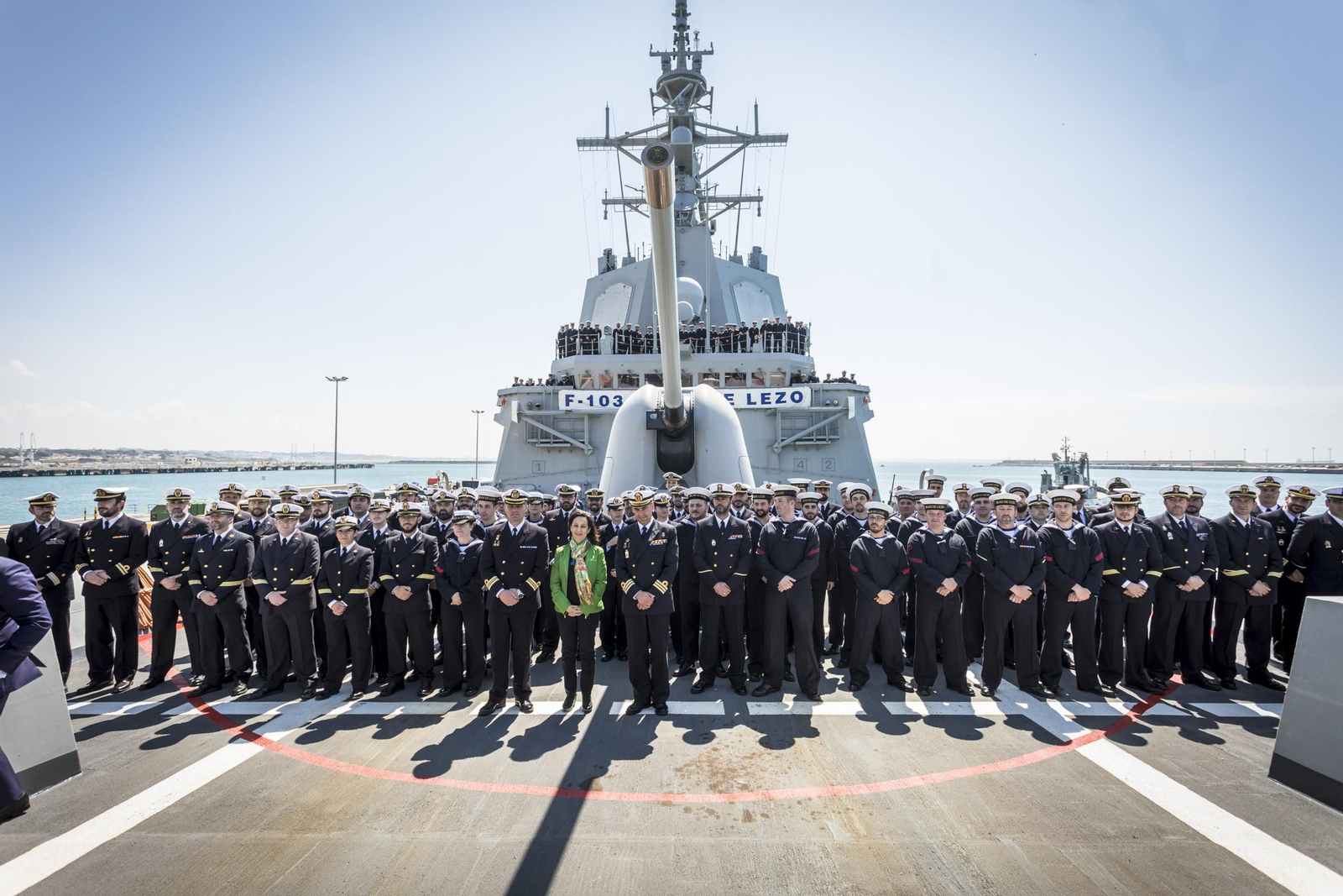 La ministra de Defensa, Margarita Robles en su visita a la base de Rota