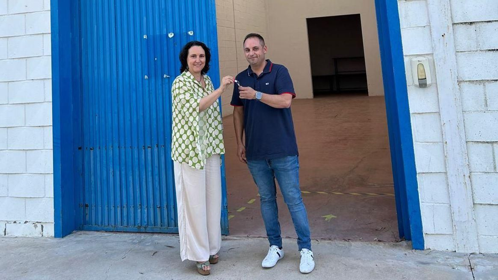 La delegada Nela García entrega a un representante de la empresa Don Perfume las llaves de la nave.