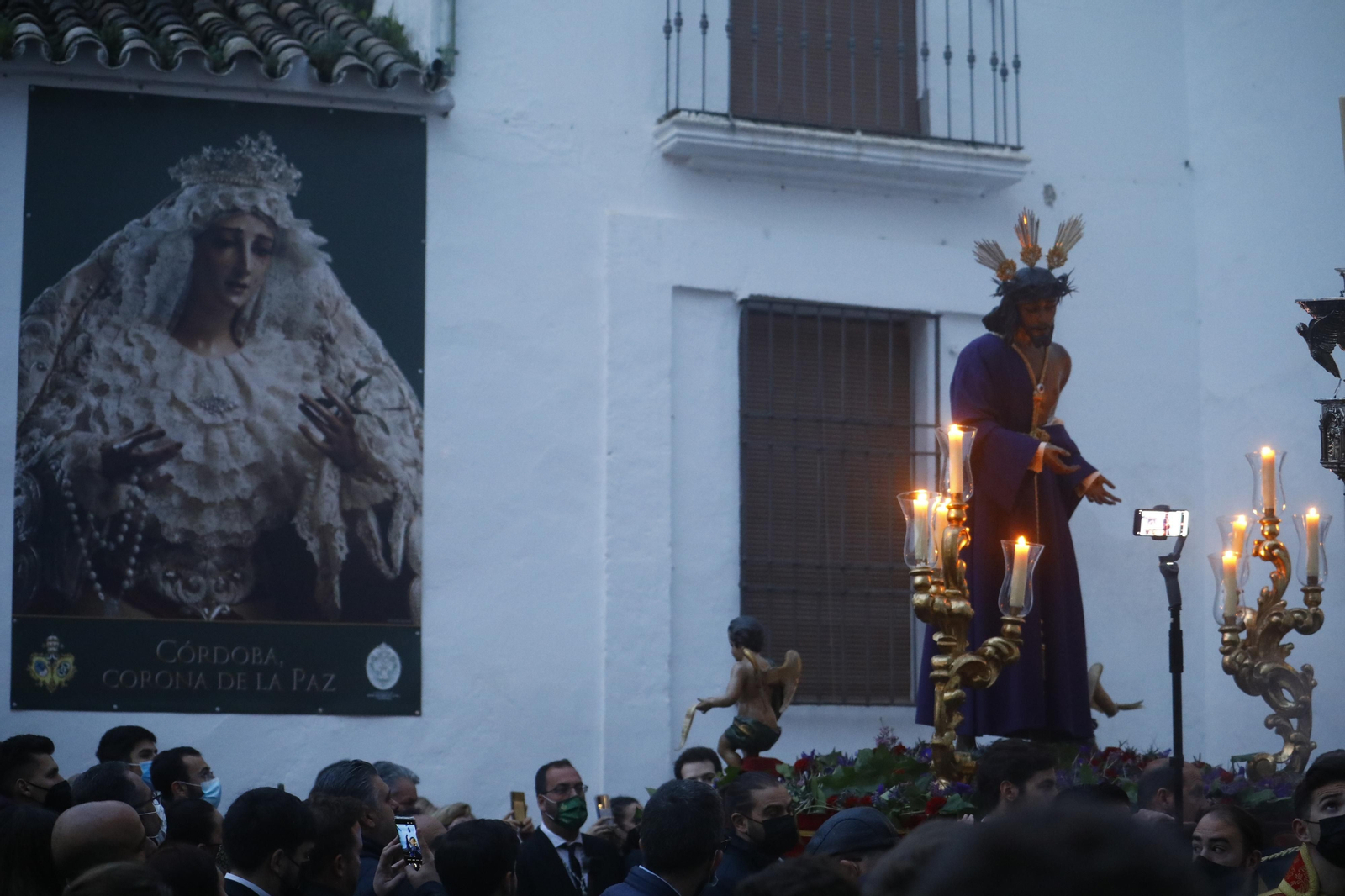 El vía crucis del Señor de la Humildad y Paciencia de Córdoba, en imágenes
