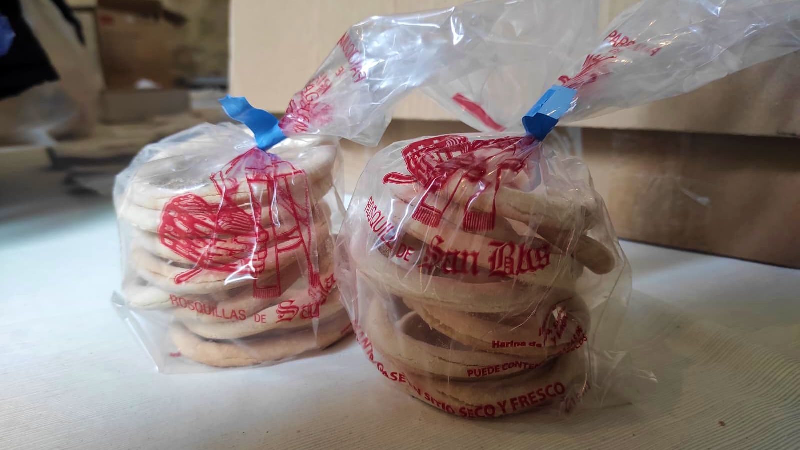 Con jamón, queso o cualquier otra vianda, las rosquillas de San Blas se venden estos días como eso mismo, "como rosquillas".