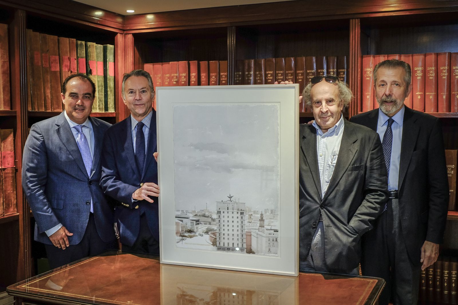 Antonio Agudo entrega a 'Diario de Cádiz' una acuarela del edificio Fénix, donde están sus oficinas.