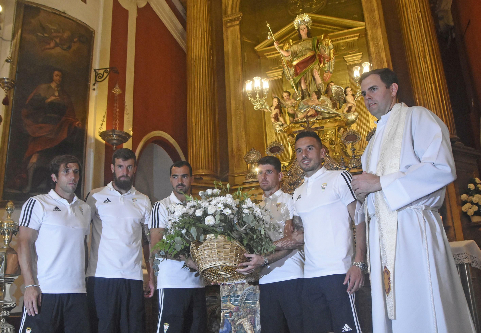 La ofrenda floral del Córdoba CF a San Rafael, en imágenes