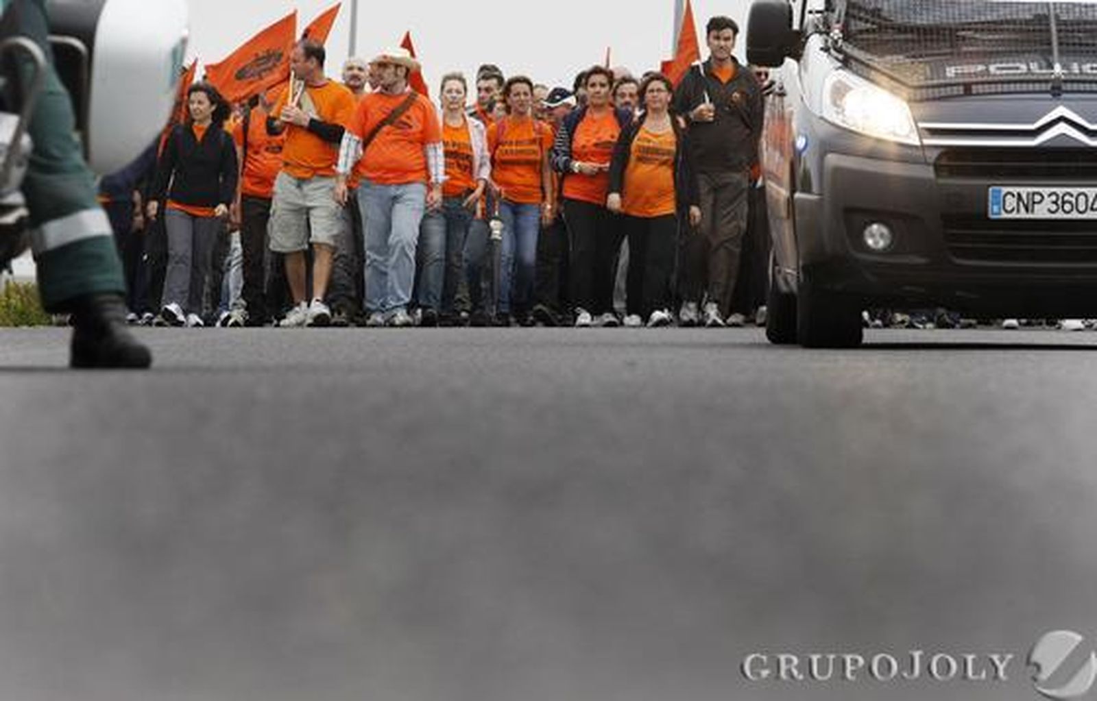La plantilla de Cádiz Electrónica marcha de El Puerto a la capital para reclamar soluciones ante el ERE que plantea la empresa. 

Foto: Fito Carreto