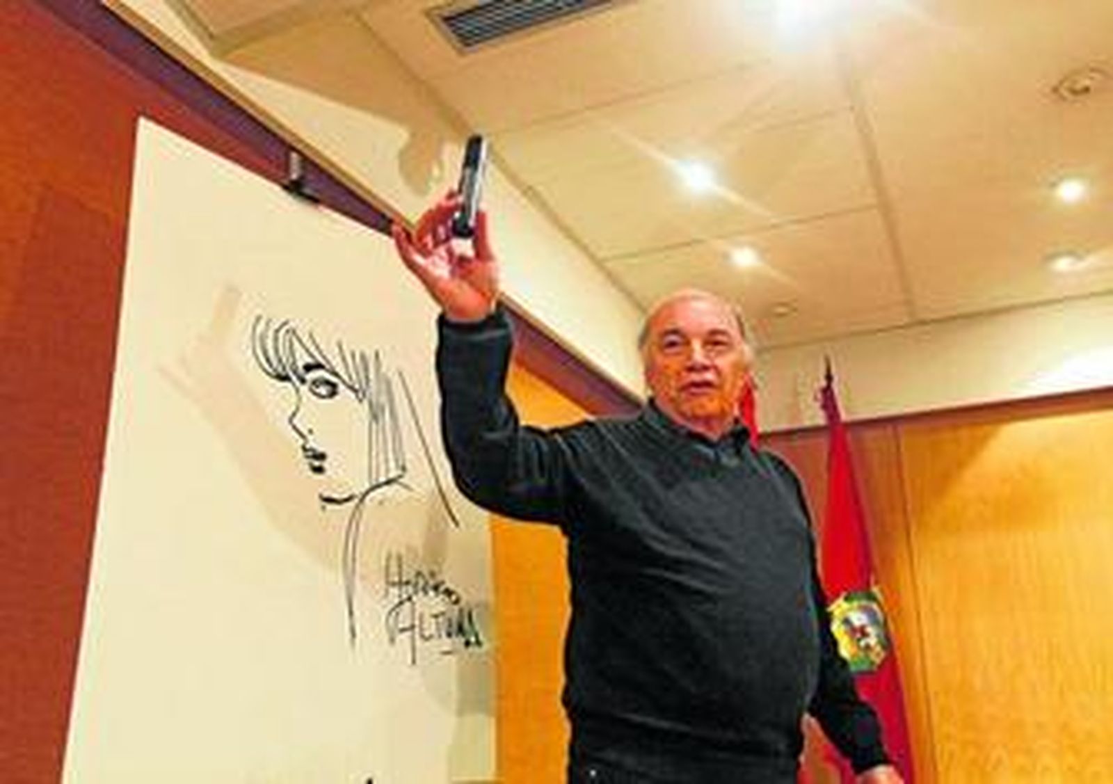 Horacio Altuna dibujó antes de la charla el perfil de una chica a petición del moderador del acto.
