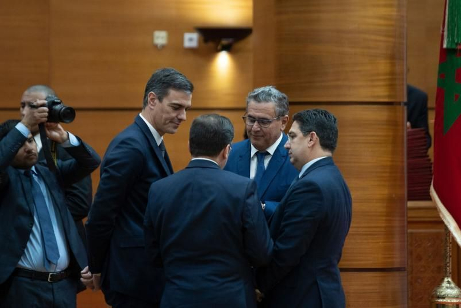 El presidente del Gobierno, Pedro Sánchez, habla con su homólogo marroquí, Aziz Akhannouch, ayer después la reunión plenaria de la cumbre.
