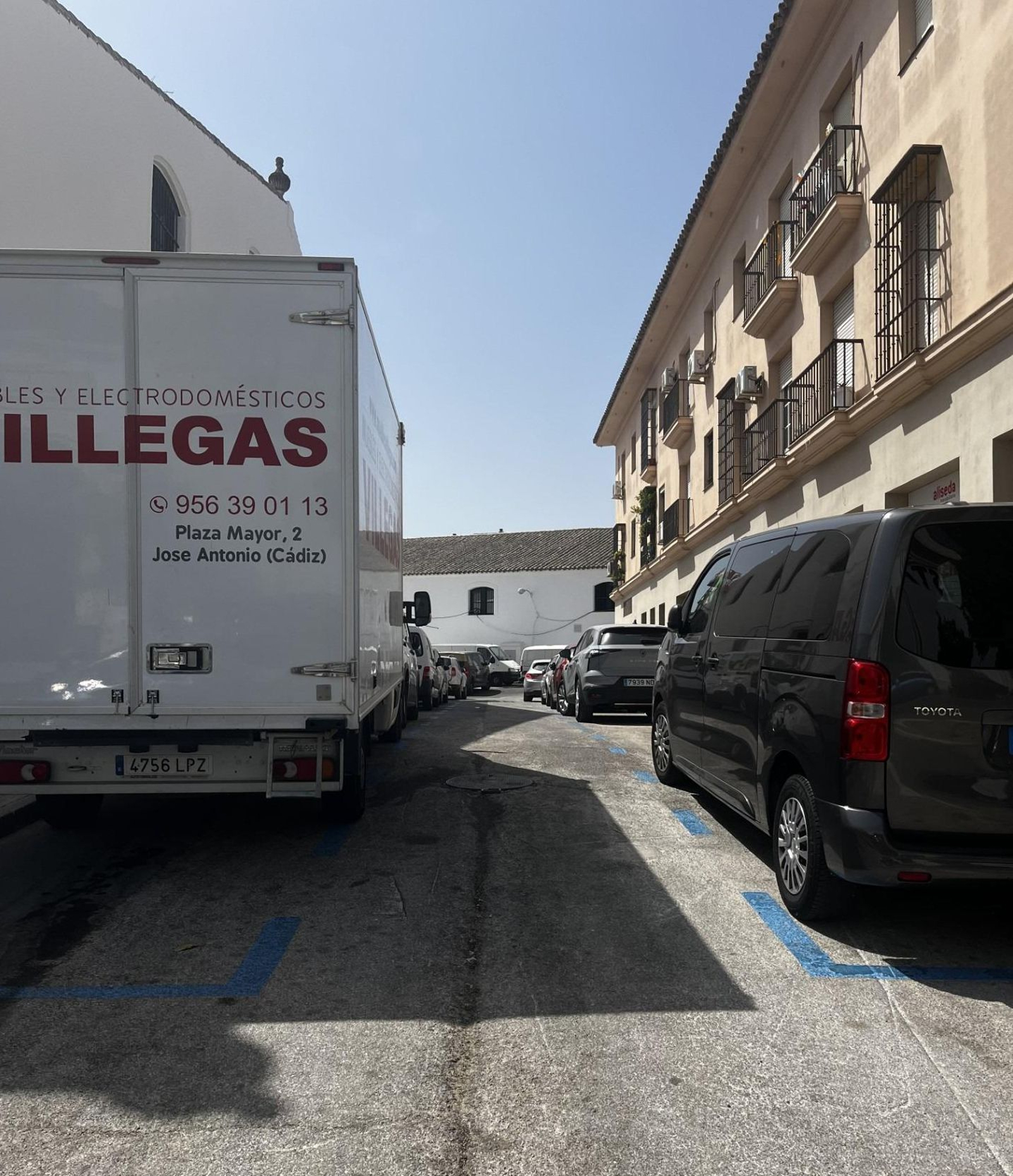 Espacio que queda para la circulación de vehículos con zona azul a ambos lados de la calle.