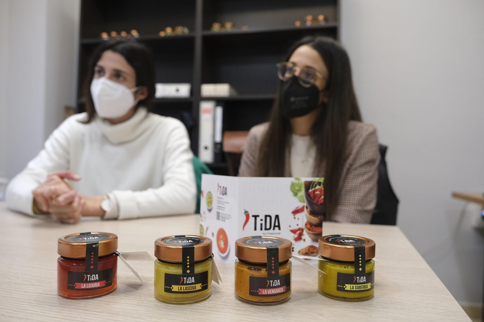 Charo y Andrea Reyes con las salsas TIDA