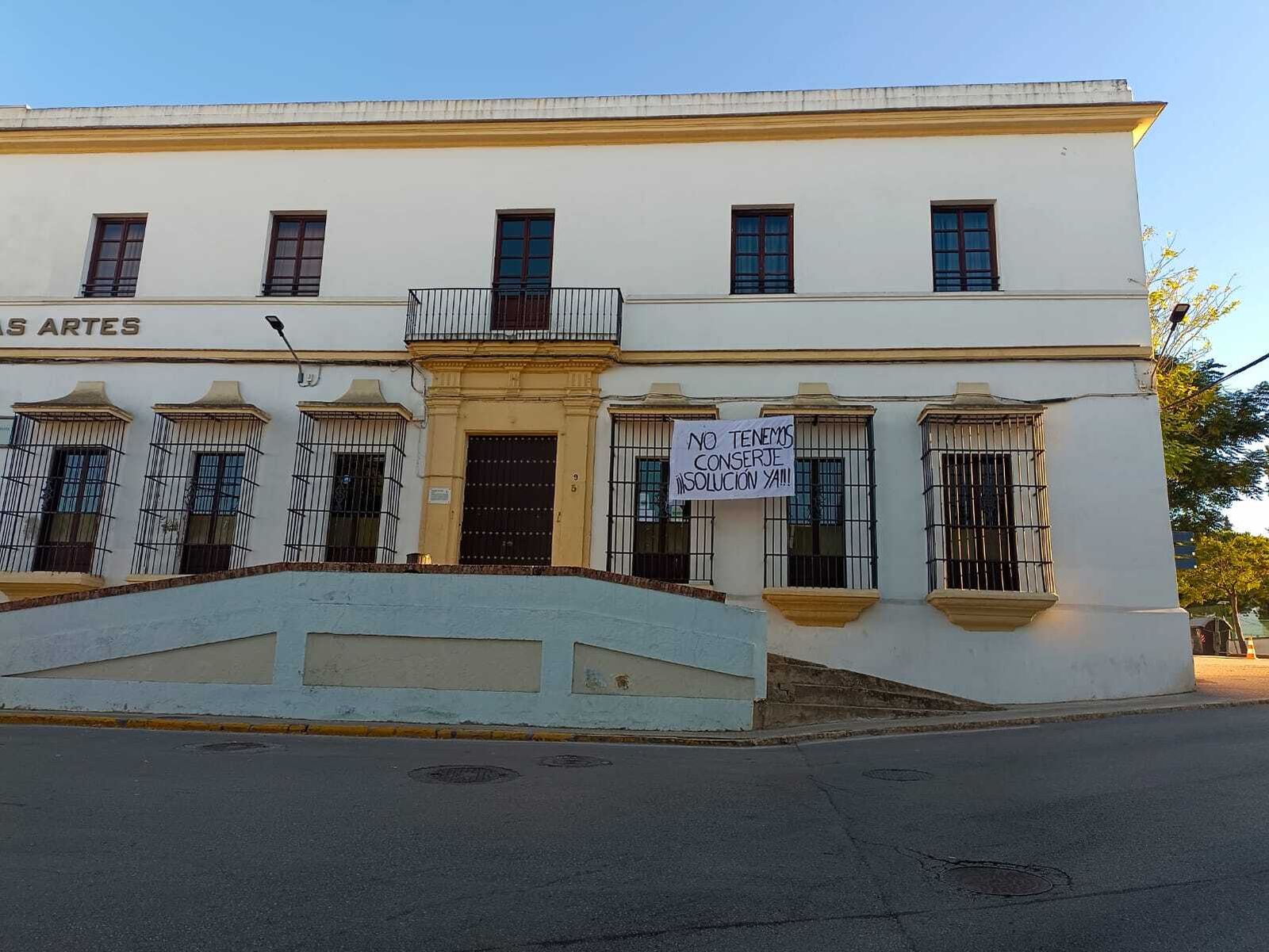 Pancarta exigiendo una solución en la fachada del Conservatorio de Santa Cecilia.