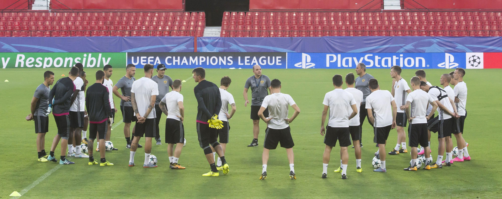 Darko Milanic se dirige a su plantilla durante el entrenamiento del Maribor en el Ramón Sánchez-Pizjuán.