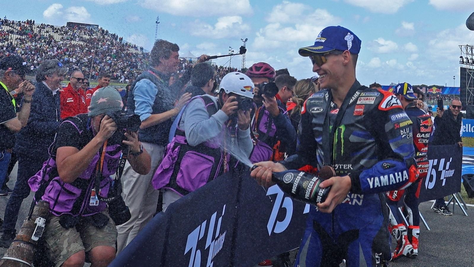 Quartararo celebra su podio en Jerez.