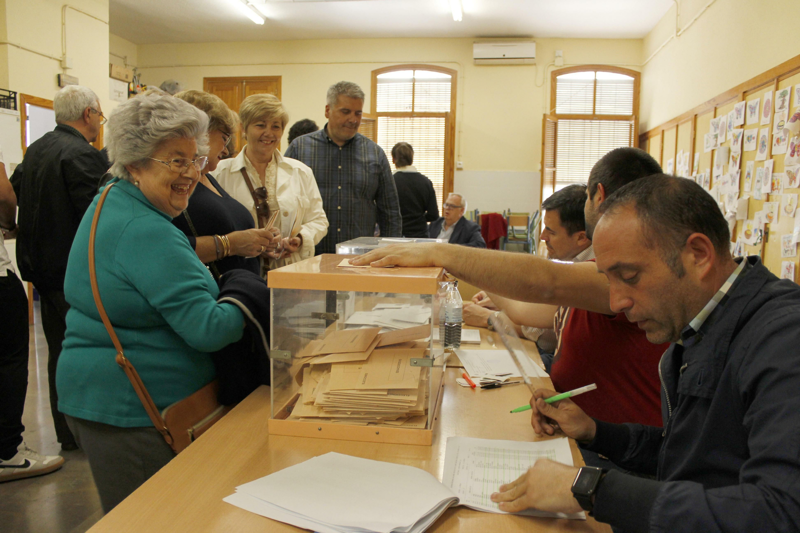 Mesa electoral en el Colegio Santos Mártires