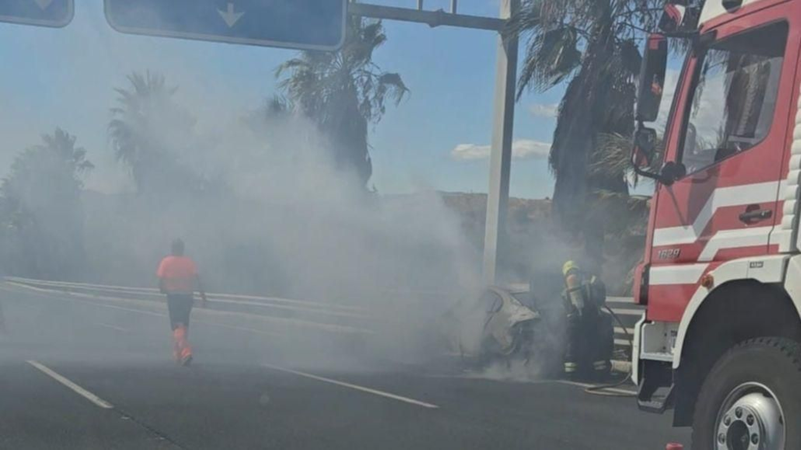 Coche quemado en la A7 camino a Fuengirola
