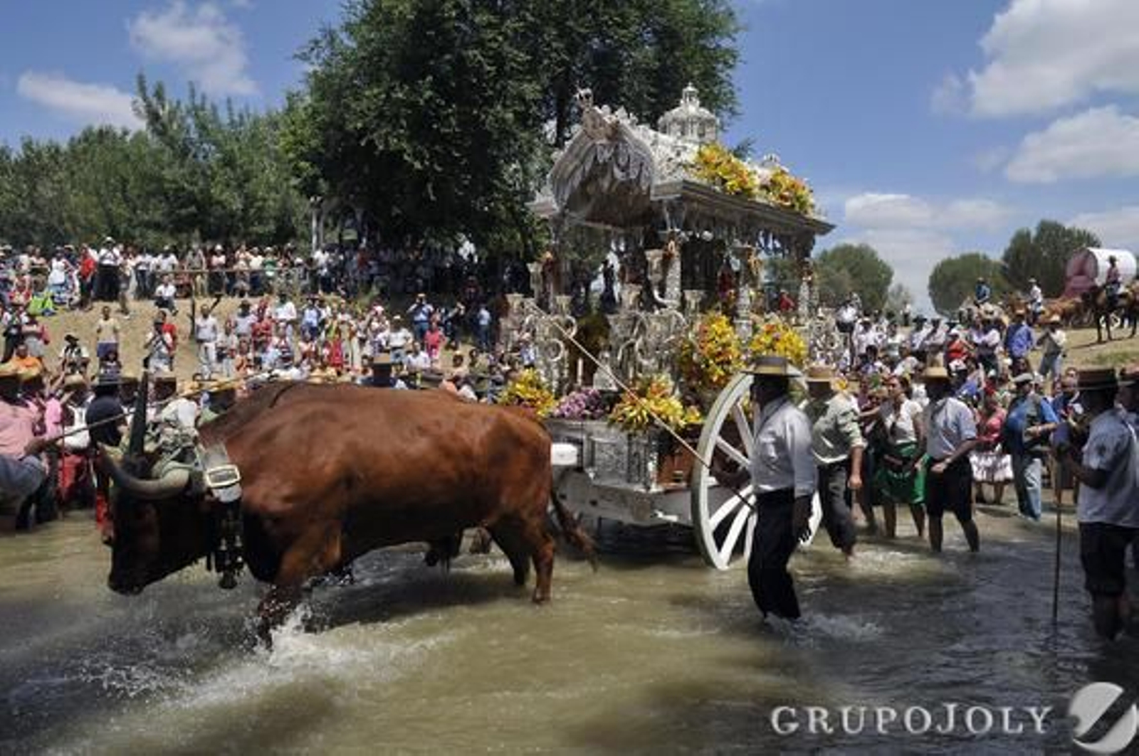 Los romeros macarenos a su paso por el Quema camino del Rocío.

Foto: Juan Carlos Vázquez