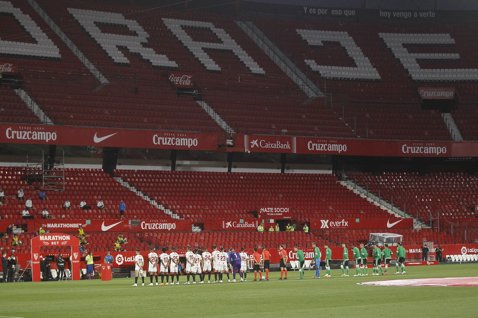 Sevilla y Betis, en el protocolario saludo inicial ante un graderío vacío. Sevilla y Betis, en el protocolario saludo inicial ante un graderío vacío.