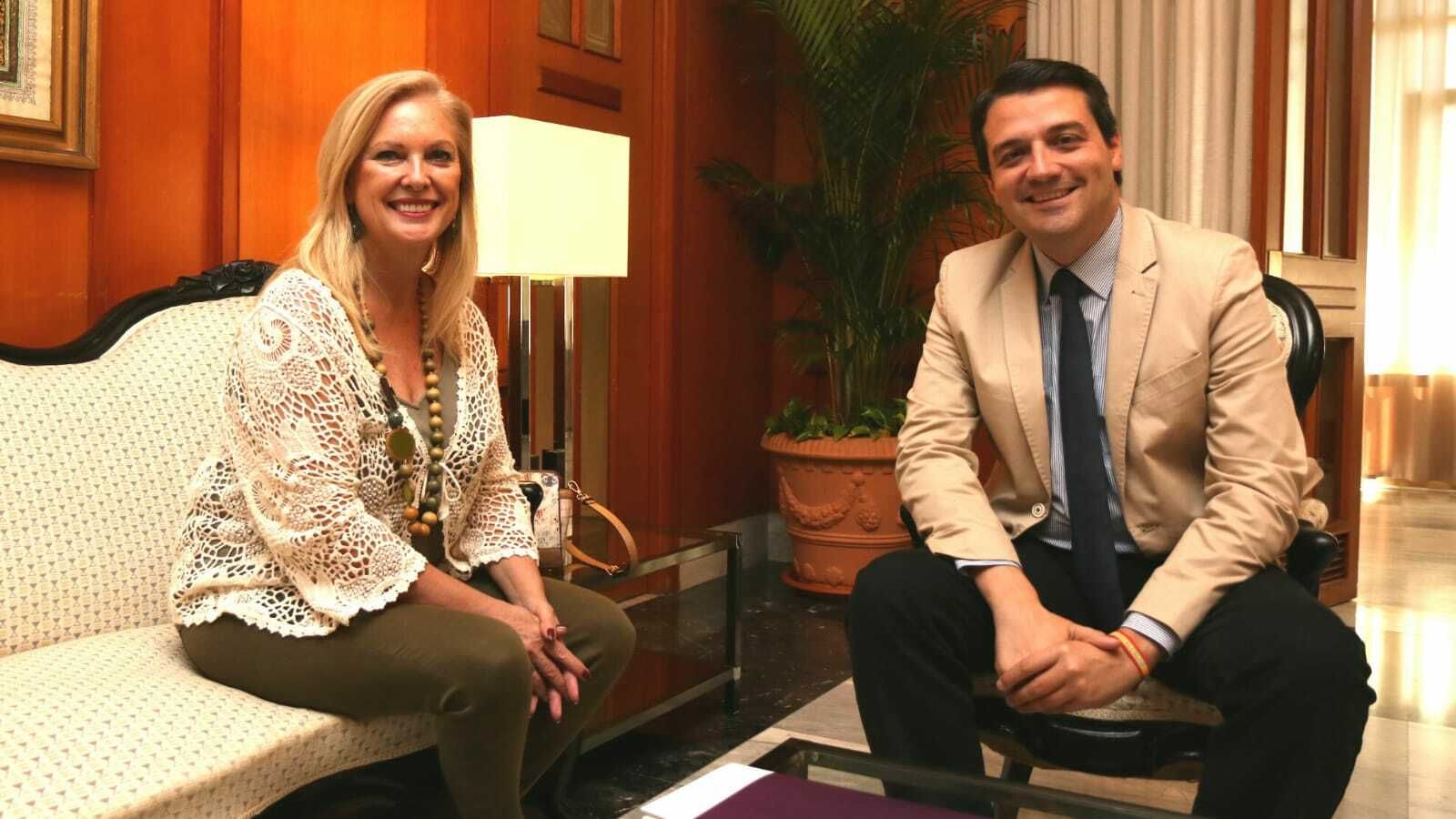 Cristina Pedrajas y José María Bellido, durante su reunión.
