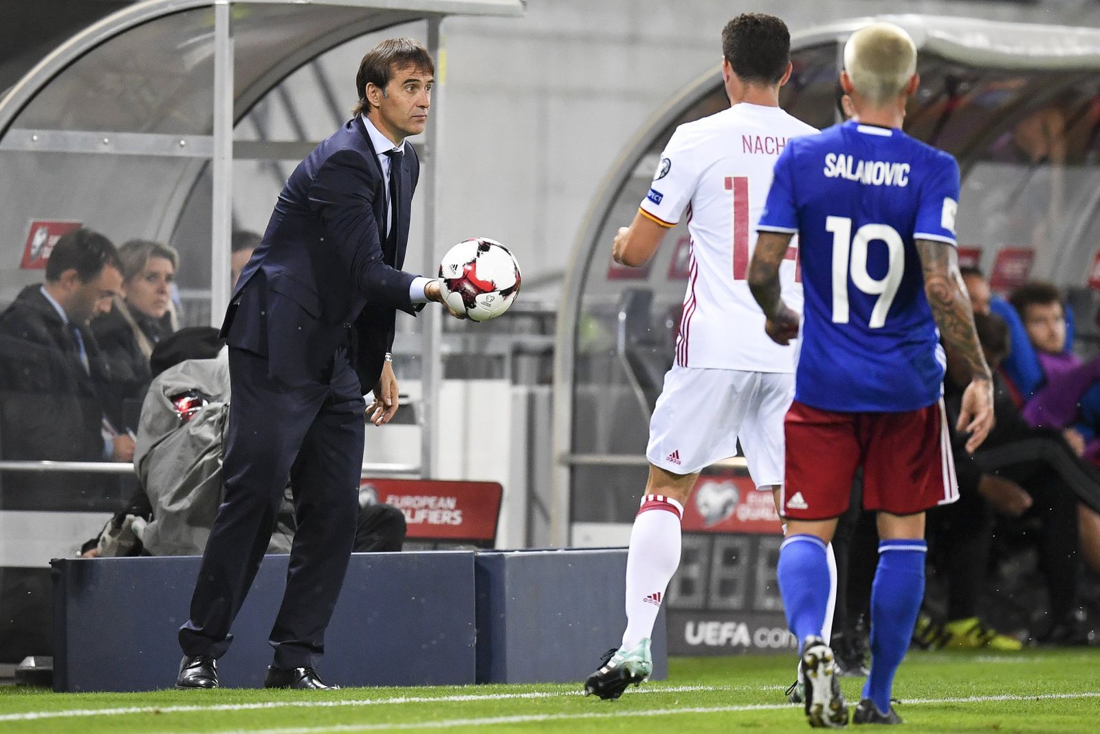 Lopetegui le ofrece el balón a Nacho desde la banda durante el partido del martes en Liechtenstein.