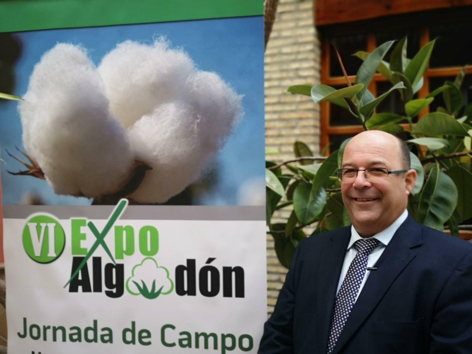 Olivier Crassous junto al cartel de la próxima edición de Expoalgodón.