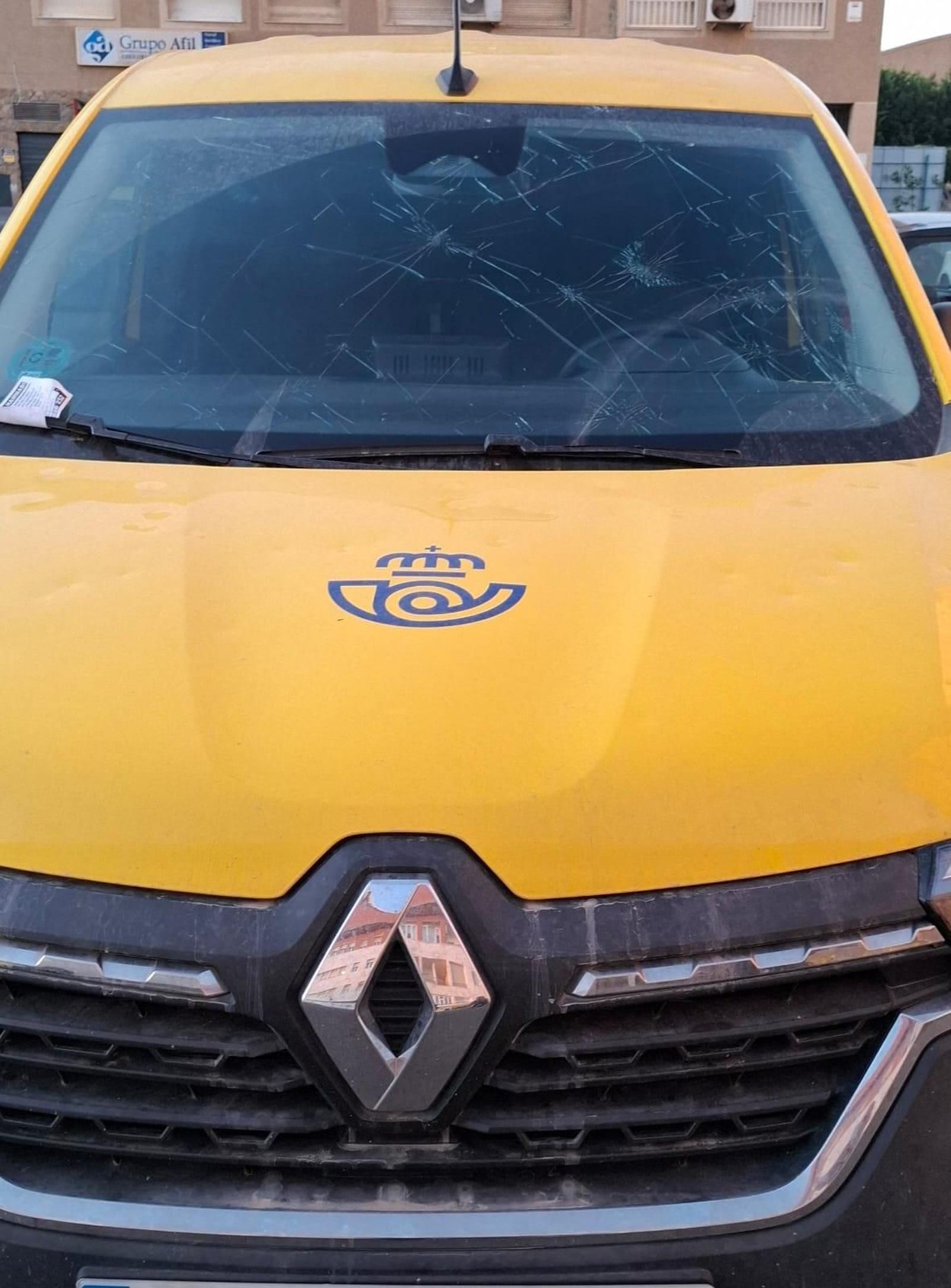Imagen de uno de los vehículos de Correos afectados por el granizo caído en El Ejido el mes pasado.