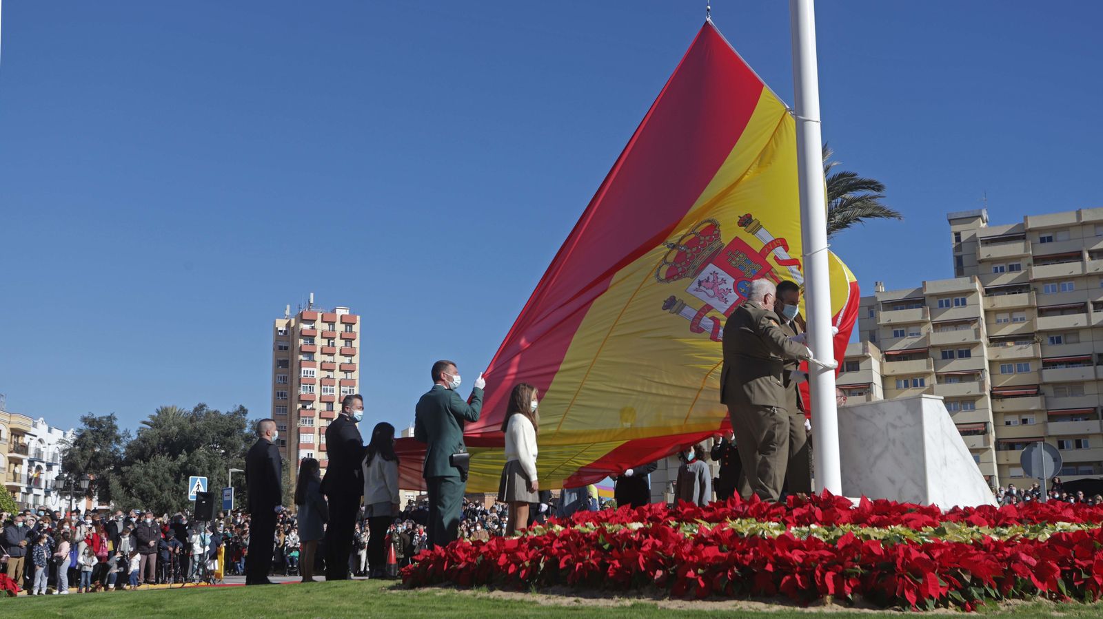 Fotos del izado de la bandera de España en La Línea