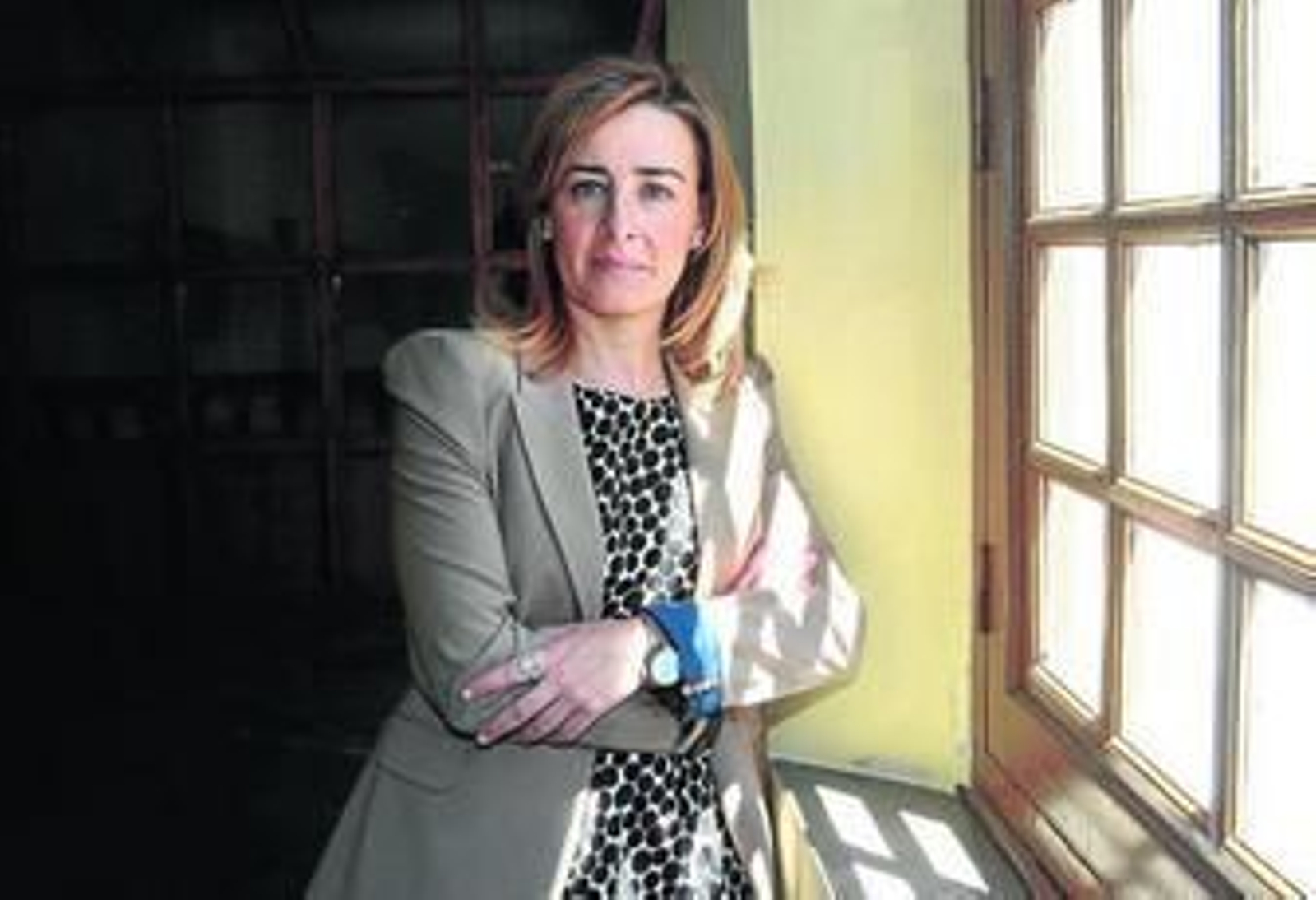 Juan María Gil Ruiz, en los pasillos de la Facultad de Derecho de Granada, donde imparte clases.