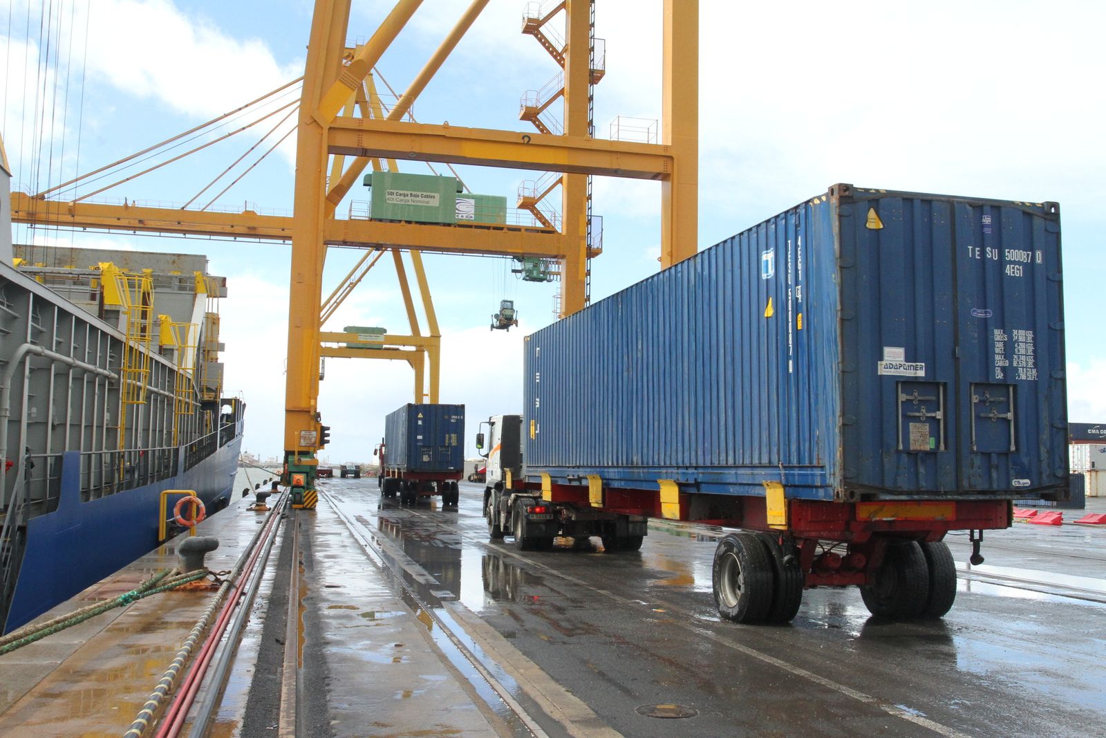 Camiones de mercancías en el Puerto de Huelva.