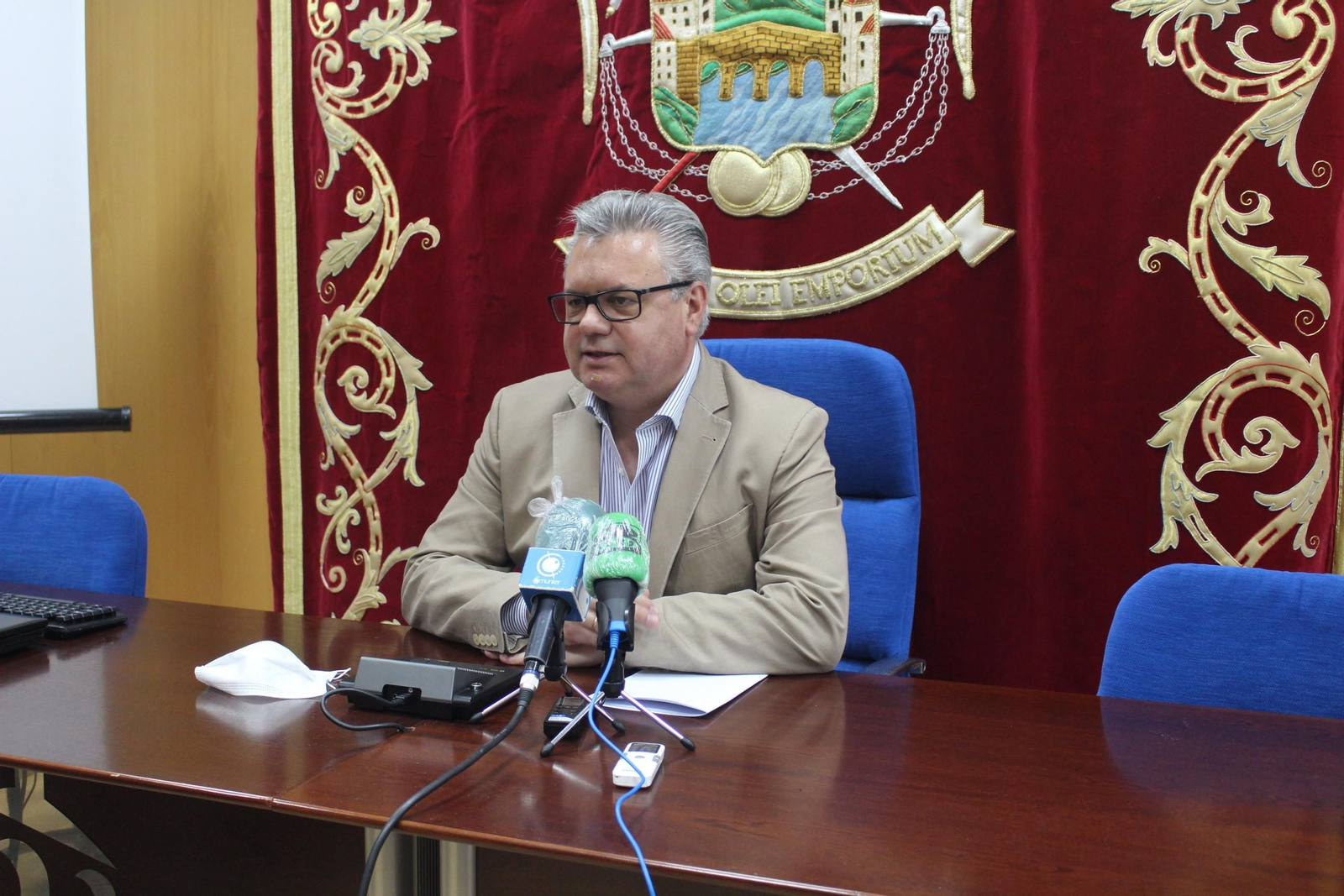 El alcalde de Puente Genil, Esteban Morales, durante su comparecencia.