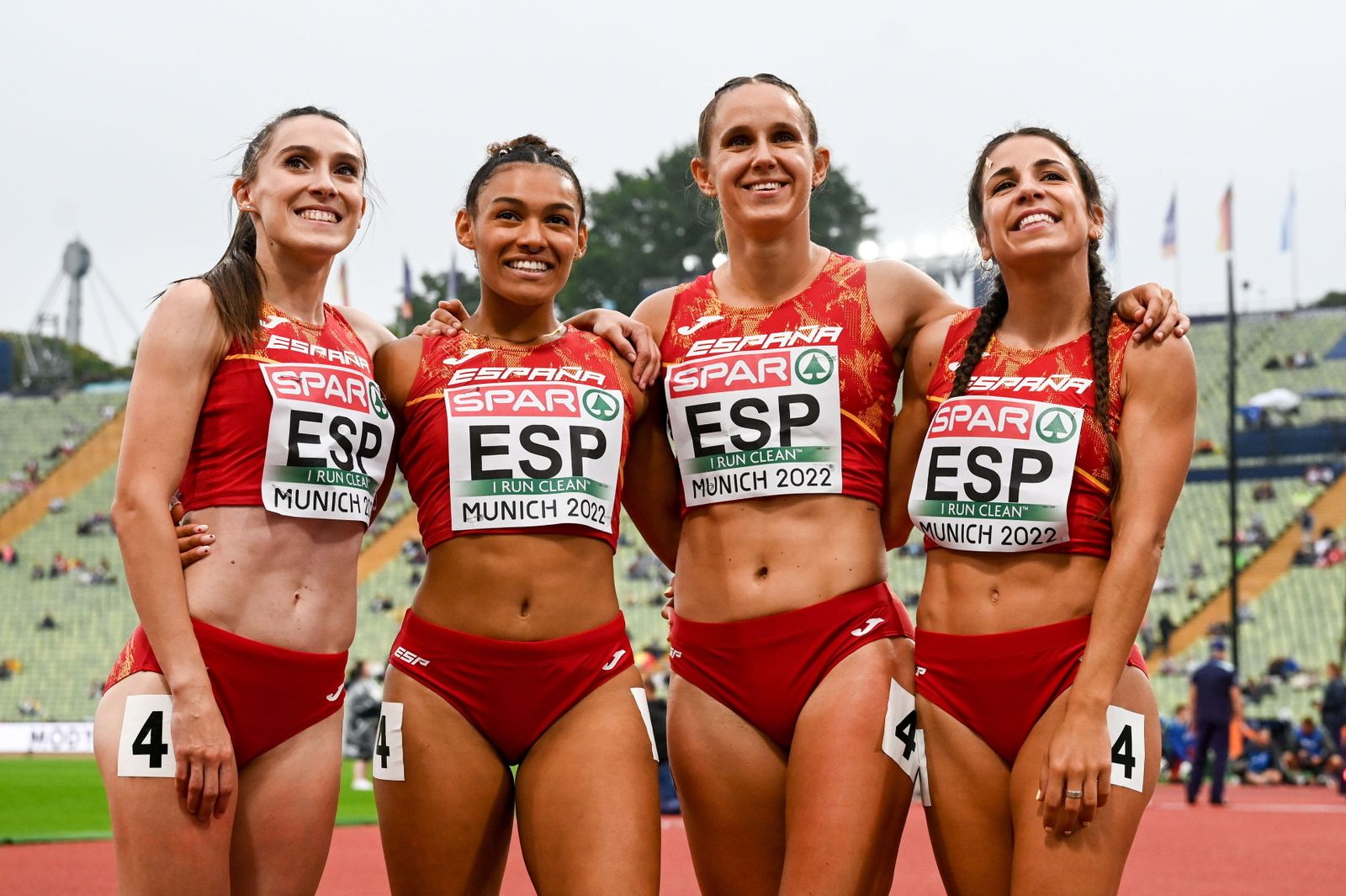 Maribel Pérez, primera por la derecha con el resto de sus compañeras del relevo.