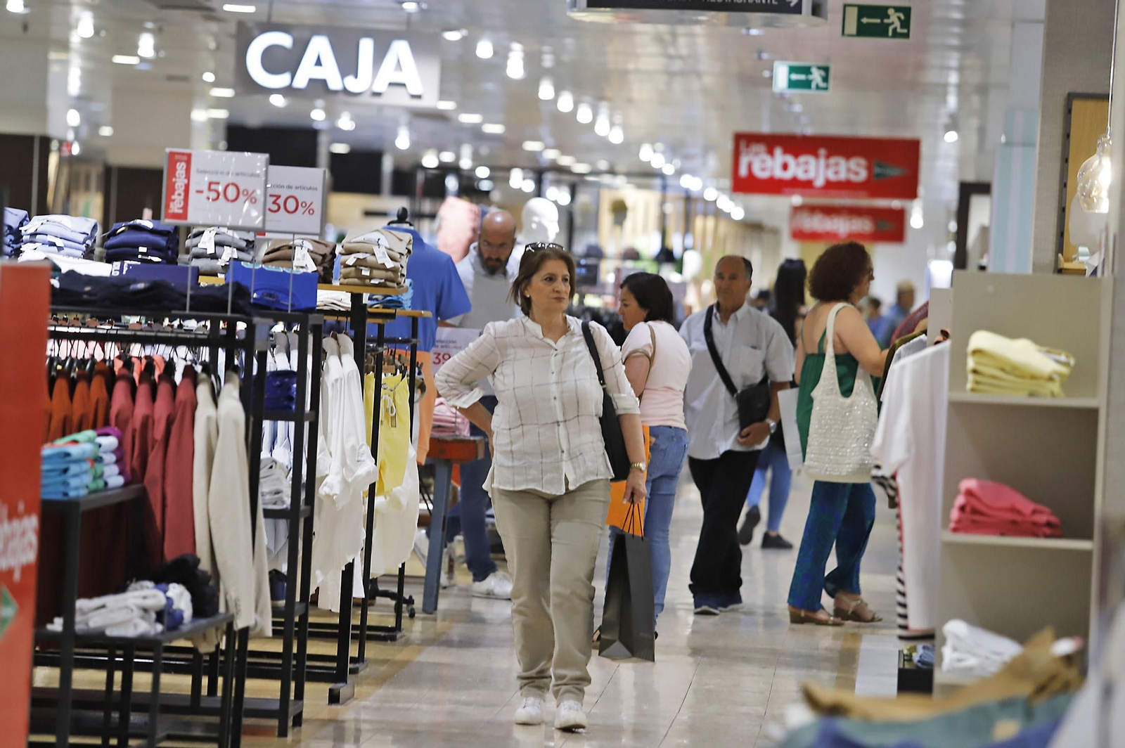 Imágenes del inicio de las Rebajas de verano en Huelva