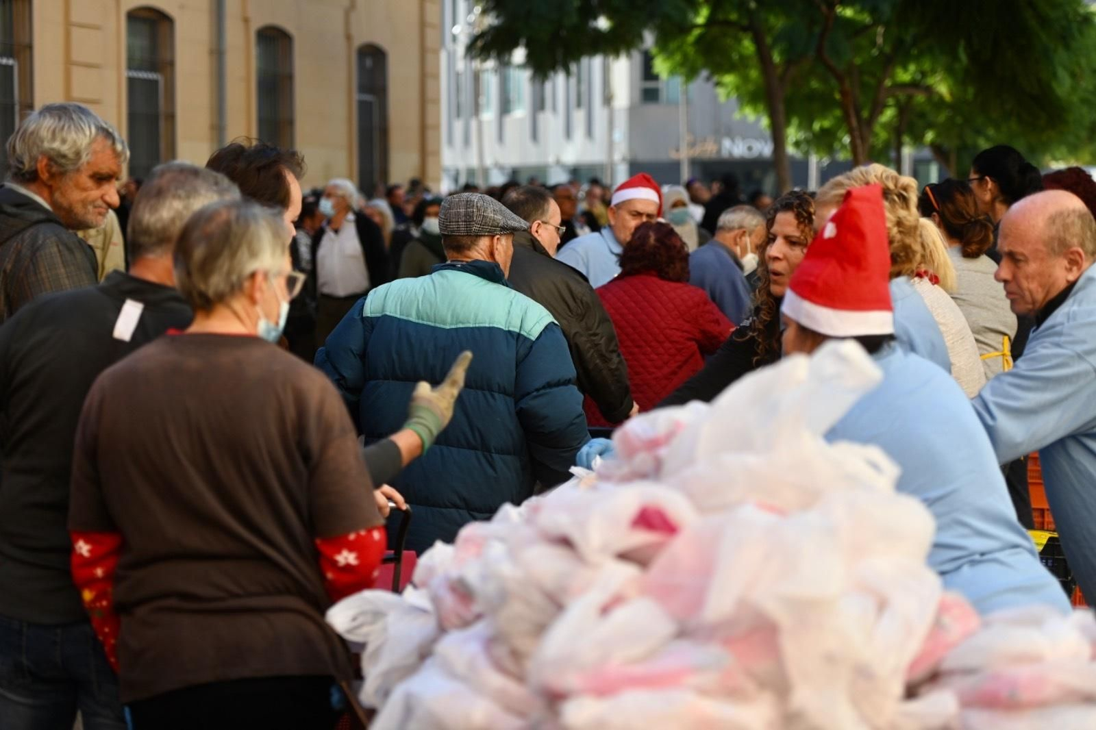 Nadie sin cena de Nochebuena, gracias a los Ángeles Malagueños de la Noche