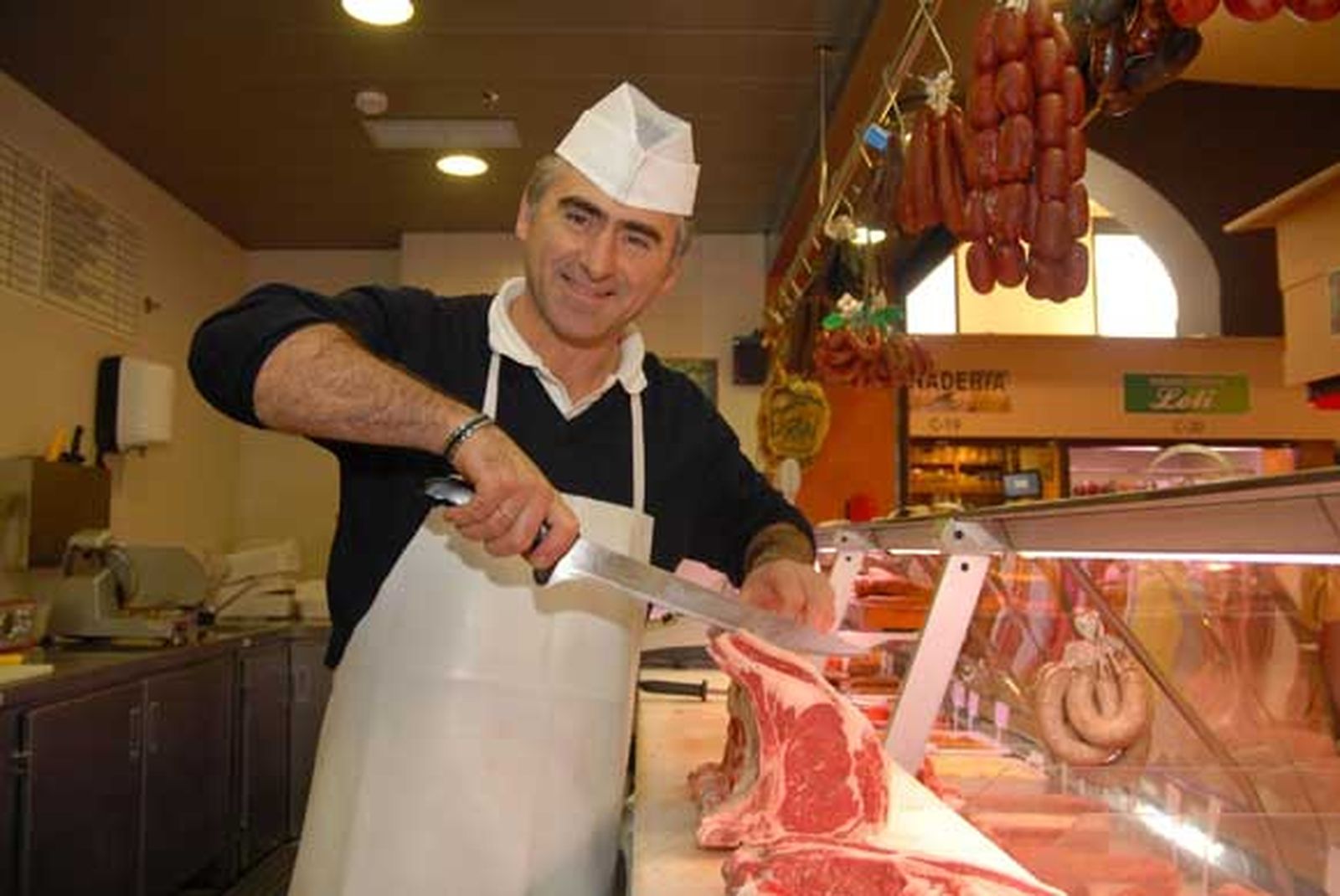 Carnicería Pepe Castillo
Propietario: José Ruiz · Los hermanos Francisco y María del Carmen Rendón trabajan con él
Puestos C-16, C-17
Género:Ofrece embutidos tanto de Chiclana como de la Sierra de Cádiz
Hace 3 años aproximadamente que José Ruiz comenzó a trabajar en el mercado y desde entonces se ha encargado de ofrecer lo mejor a buen precio: ternera, cerdo ibérico, cordero... Como no podía ser de otra forma, vende embutidos de Chiclana y también de la Sierra de Cádiz.
Este detallista considera que el nuevo Mercado de Abastos “funciona muy bien”. “Además, los que trabajamos aquí nos esforzamos por mantenerla así de bonita”.



Foto: Paco Periñán