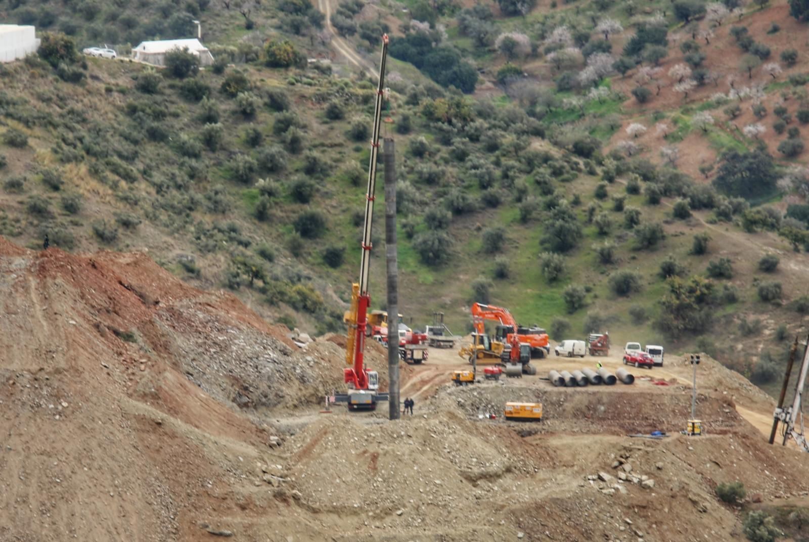 Tubo de encamisado que se introducirá como protección del túnel vertical para llegar a Julen. Tubo de encamisado que se introducirá como protección del túnel vertical para llegar a Julen.