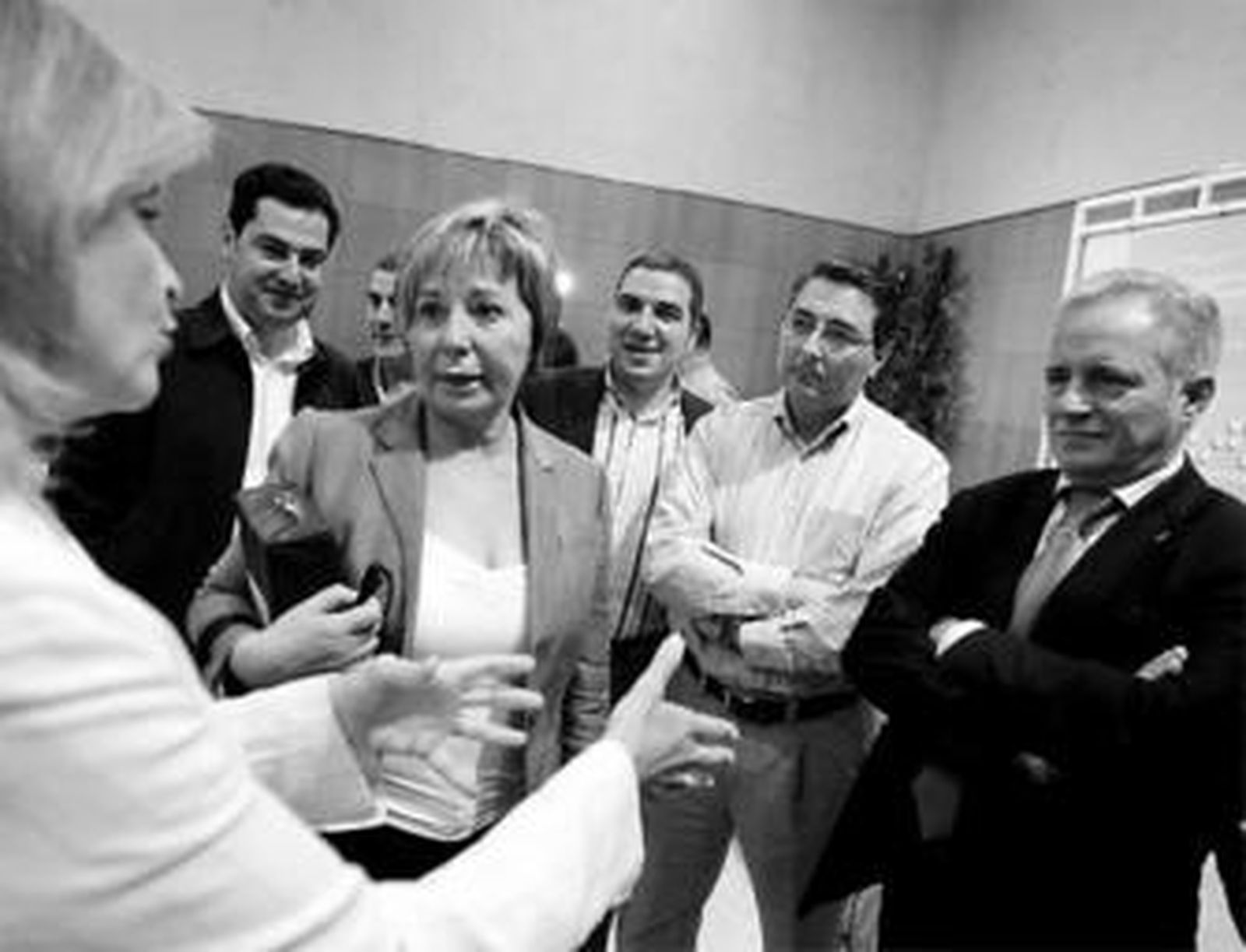 Moreno Bonilla, Villalobos, Bendodo, Salado y Ramírez, ayer, escuchan a Oña.