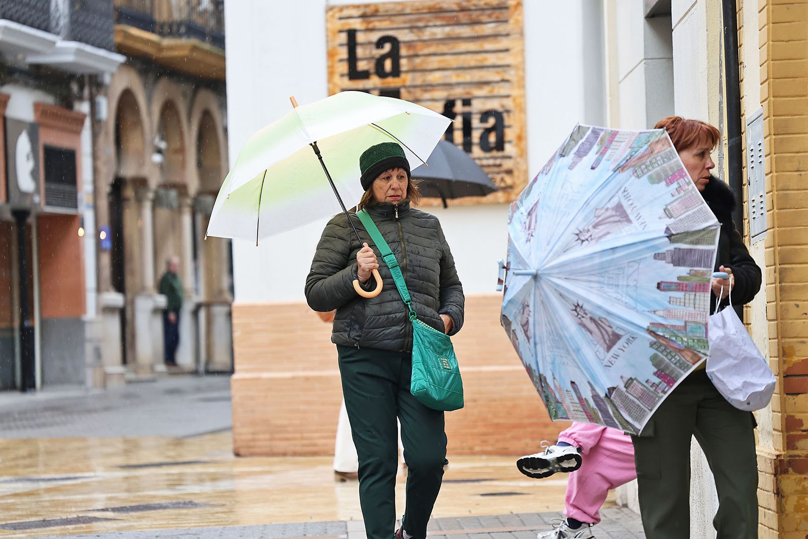 Las calles de la ciudad se inundan de paraguas en la invernal mañana de sábado