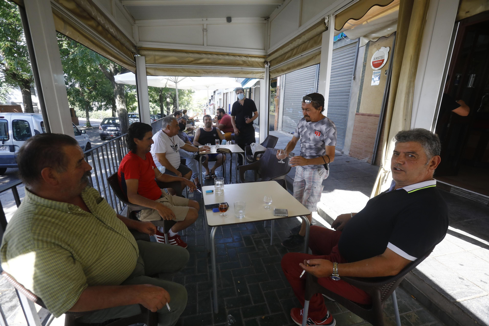 Jornada matinal en los comercios y negocios de la calle Motril